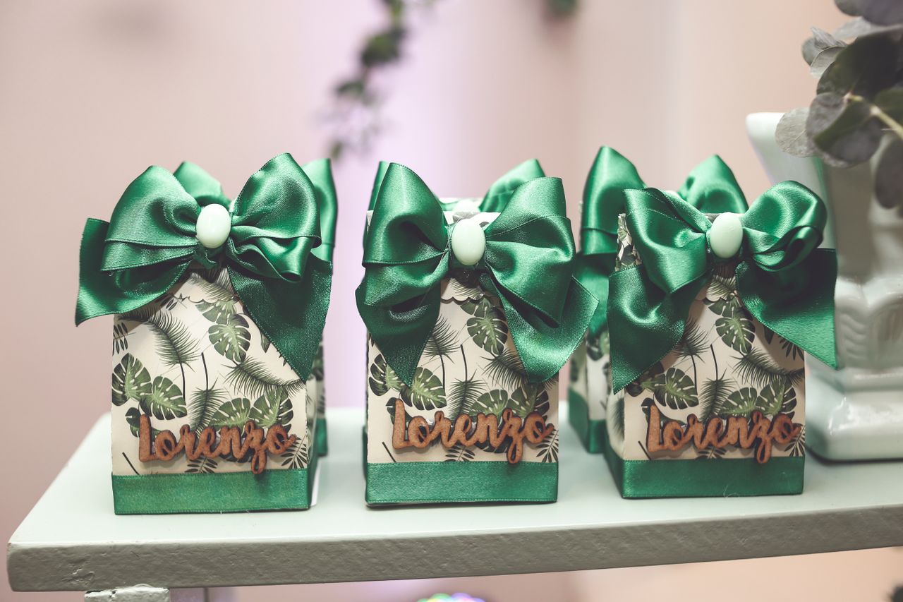 box souvenir dengan pita berwarna hijau